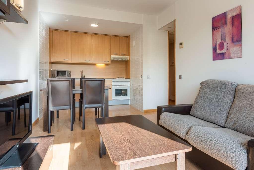 Madrid Airport Suites, Affiliated By Melia Room photo